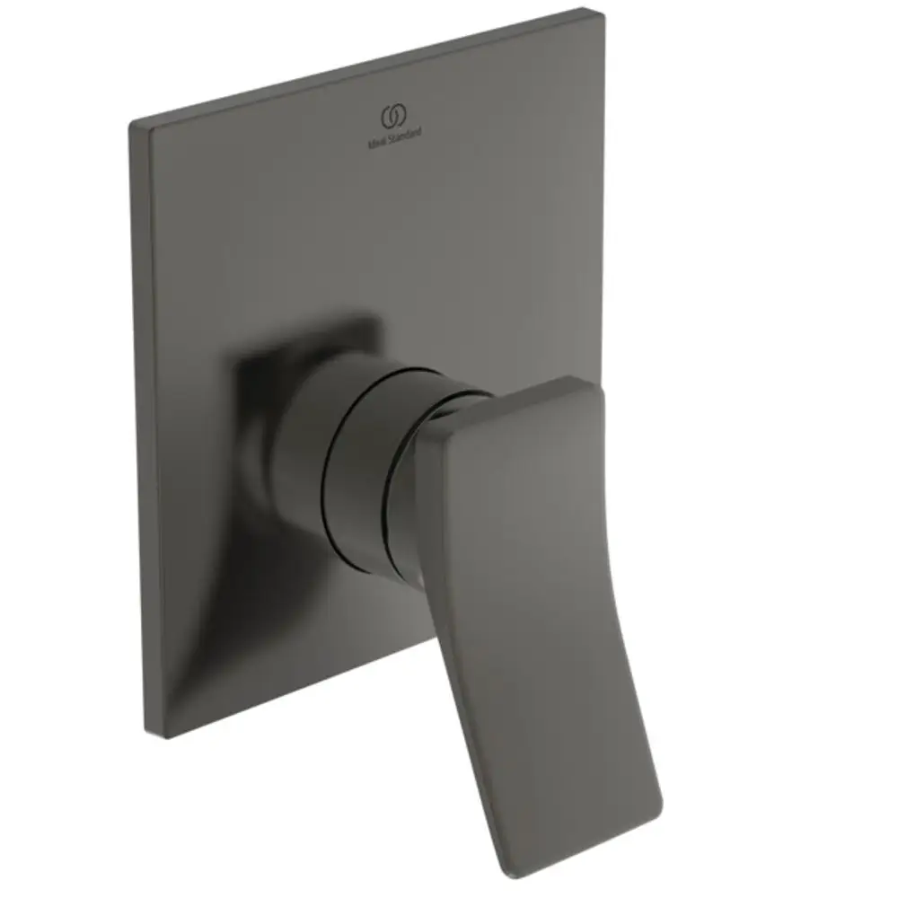 Brausearmatur von Ideal Standard mit quadratischer Wandplatte und einem flachen Drehhebel in dunkler Farbgebung.